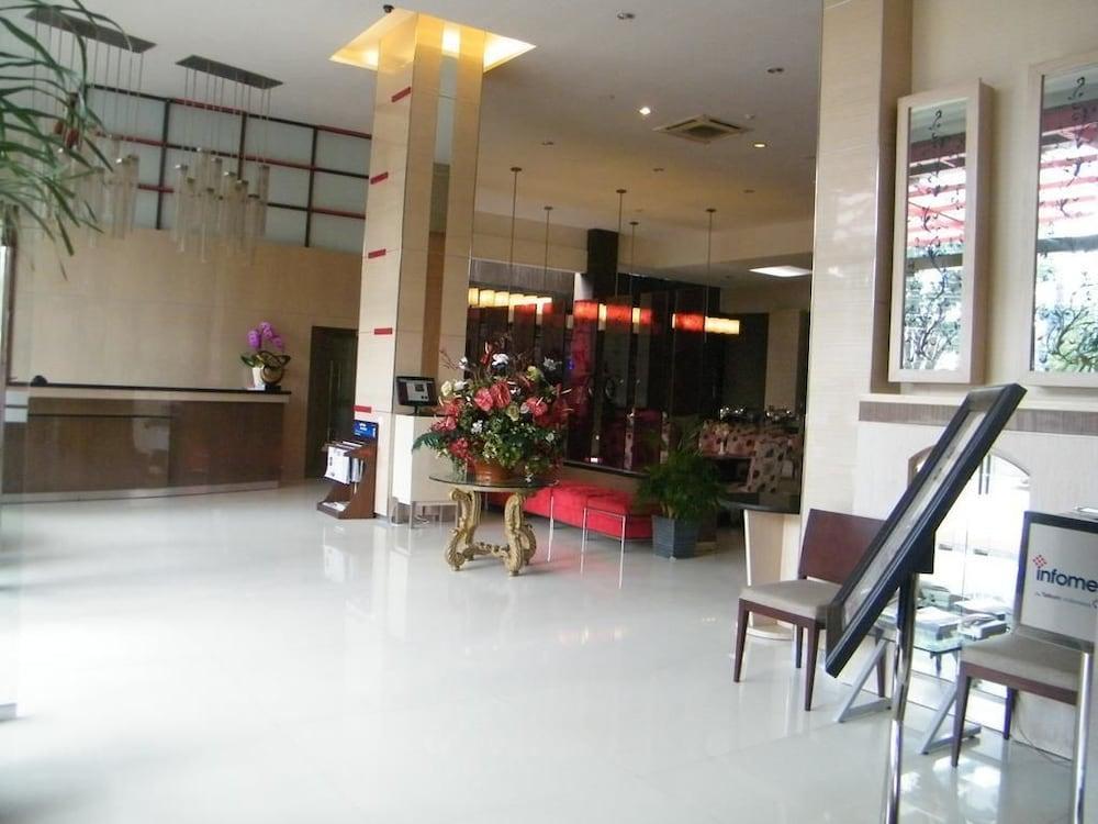 Scarlet Dago Hotel Бандунг Екстериор снимка